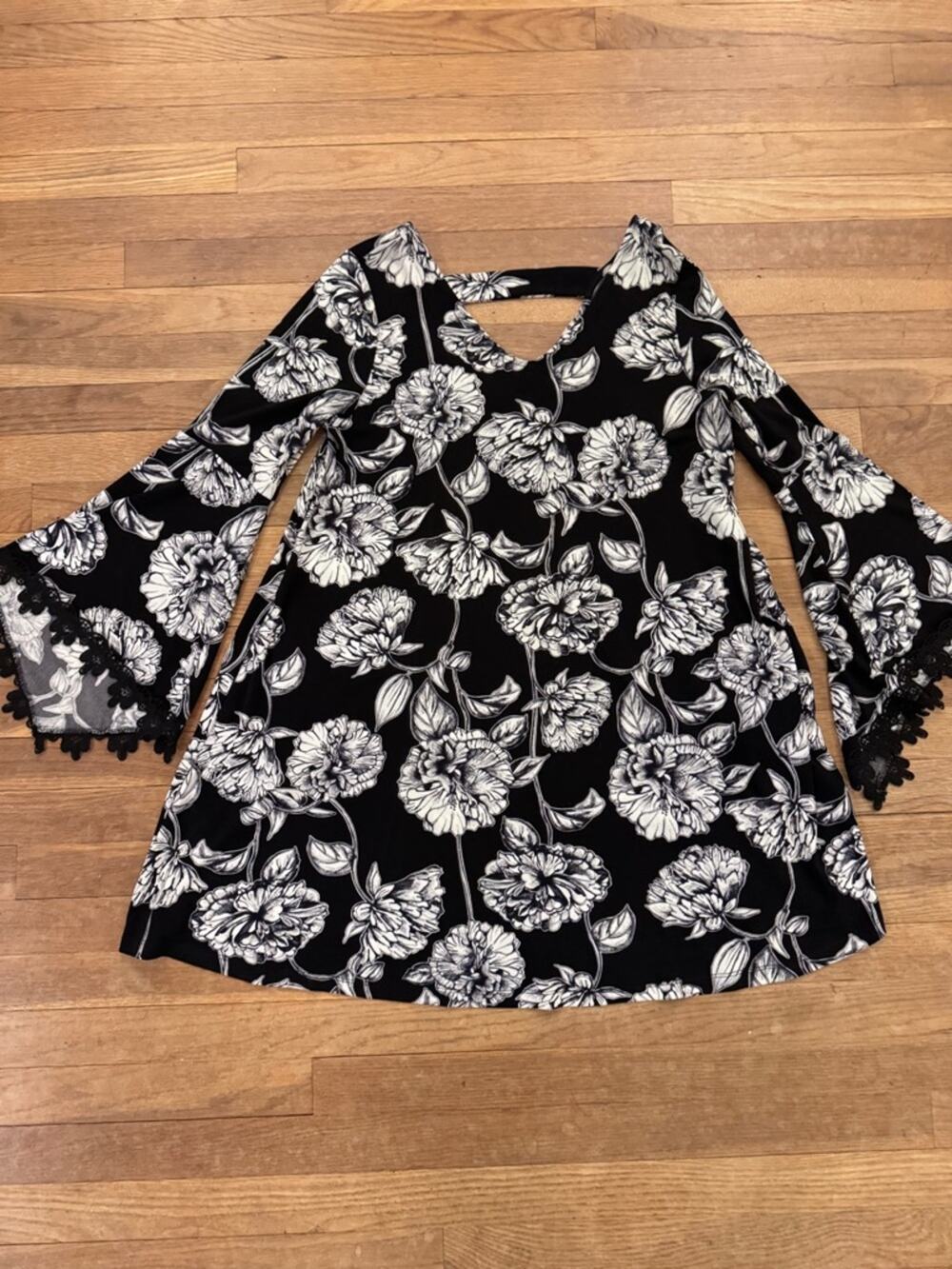 Nina Leonard Women's Black White Floral Mini Dress - Size M
b92